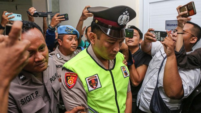 Kabid Humas Polda Jateng mengatakan Aipda Robig dijerat pasal berlapis yakni Pasal 338 KUHP, Pasal 351 KUHP, dan Pasal 80 jo Pasal 76 C UU Perlindungan Anak