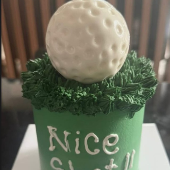 <p>Tiara mengungkap bahwa desain kue ini dipilih karena Surya rela mengorbankan jadwalnya berlatih golf demi menghabiskan waktu bersama keluarga di hari ulang tahunnya. Gemas banget ya, Bunda. (Foto: Instagram: @tyararenata)</p>