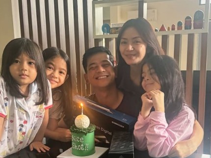5 Potret Ultah Surya Insomnia ke-38, Dapat Kejutan Spesial dari Istri dan Ketiga Anak