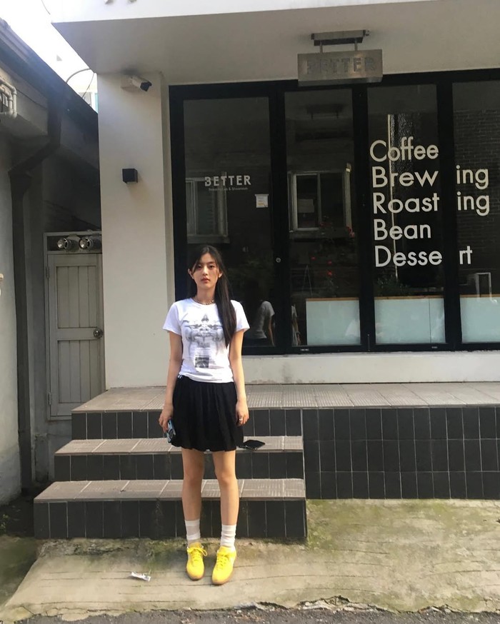 Terlihat gemas dengan look yang simpel, ia menggunakan kaus dengan mode printed dengan skort hitam. Ia juga menambahkan tampilan yang lebih nyentrik dengan kaus kaki putih yang dibalut sepatu berwarna kuning./ Foto: instagram.com/su1023_/