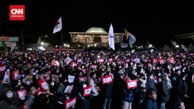 VIDEO: Bukan Nonton Konser, Warga Korsel Unjuk Rasa Gunakan Lightstick