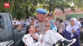 VIDEO: Atap Ruangan SMPN 1 Talun Ambruk, 7 Siswa Terluka