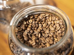 Toko Kopi dan Roastery Legendaris yang Nyempil di Dalam Pasar