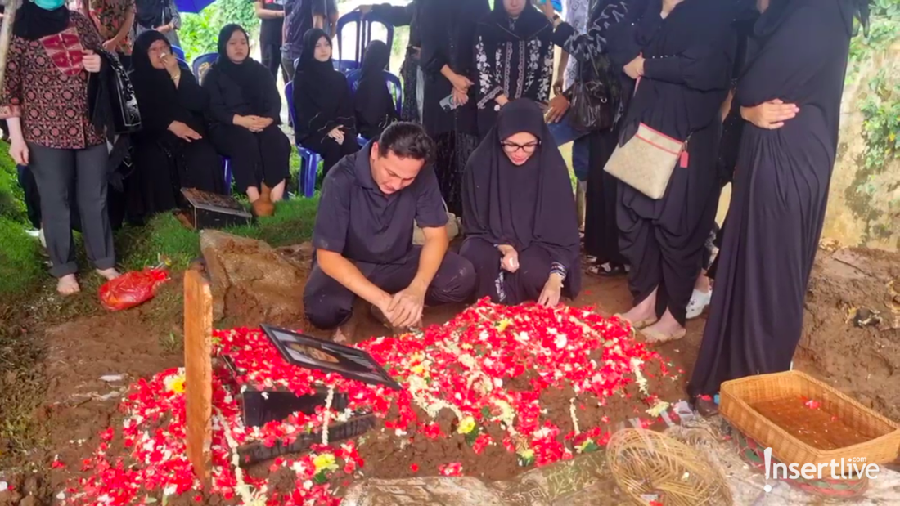 Pemakaman Ibunda Ussy Sulistiawaty