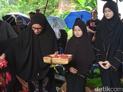 Duka Mendalam Ussy Sulistiawaty atas Kepergian Ibunda