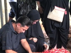 Video Jenazah Ibunda Ussy Dimakamkan Satu Liang Lahad dengan Anaknya