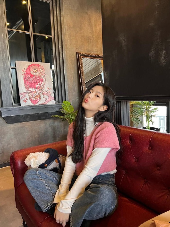 Very cutesy! Shin Eun Soo memadukan turtleneck putih dengan crop fur top berwarna pink, untuk lebih catchy ia menggunakan celana jeans./ Foto: instagram.com/su1023_/