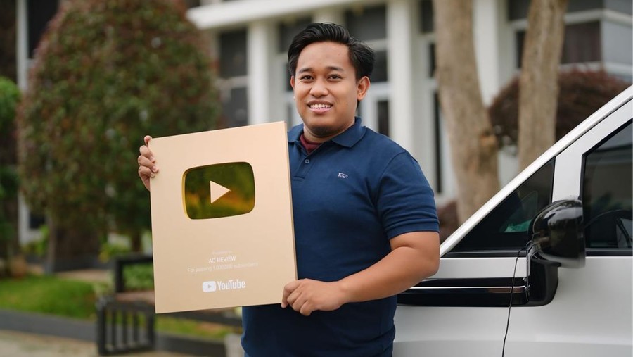 Ade S Irwan atau AD REVIEW Ade S Irwan atau AD REVIEW
