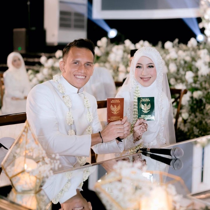 <p>Adiba diketahui resmi menikah dengan pemain sepak bola tersebut pada 10 Desember 2023. Untuk merayakan <em>anniversary</em>-nya, ia mengunggah beberapa potret romantis dengan sang suami. (Foto: Instagram@adiba.knza)</p>