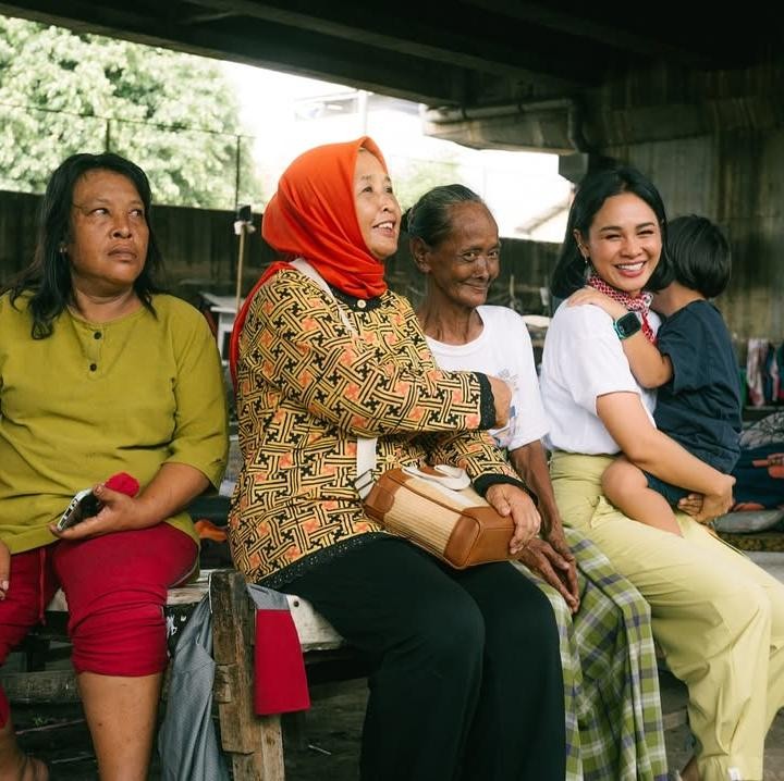 <p><em>Postingan</em> itu langsung dibanjiri pujian netizen yang kagum dengan cara Andien mendidik anak-anaknya. "MasyaAllah keren Mbak Andien," tulis akun <em>@ikk****.</em> "Andien N Suami...Kamu HEBAT," tulis akun <em>@og****.</em> (Foto: Instagram@andienaisyah)</p>