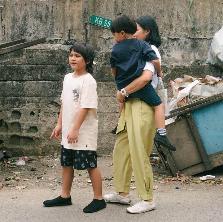 <p>Andien Aisyah mengajak kedua putranya yang bernama Kawa dan Tabi, berkunjung ke kampung pemulung. Momen itu dibagikan langsung oleh Andien melalui beberapa potret yang diunggah di akun Instagram pribadinya. (Foto: Instagram@andienaisyah)</p>