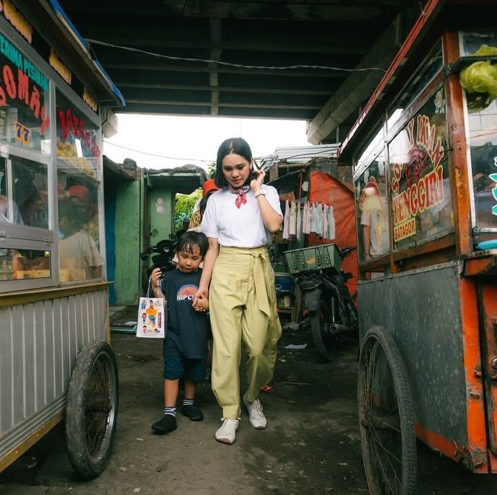 <p>Penyanyi satu ini mengajarkan anak-anaknya tentang kehidupan dari sisi yang berbeda. "Bagi anak-anakku, belajar lebih dari sekadar ruang kelas di sekolah. Sering kuajak mereka ikut ke sini," tulis Andien, dikutip dari laman <em>Instagram@andienaisyah,</em> Rabu (11/12/2024). (Foto: Instagram@andienaisyah)</p>