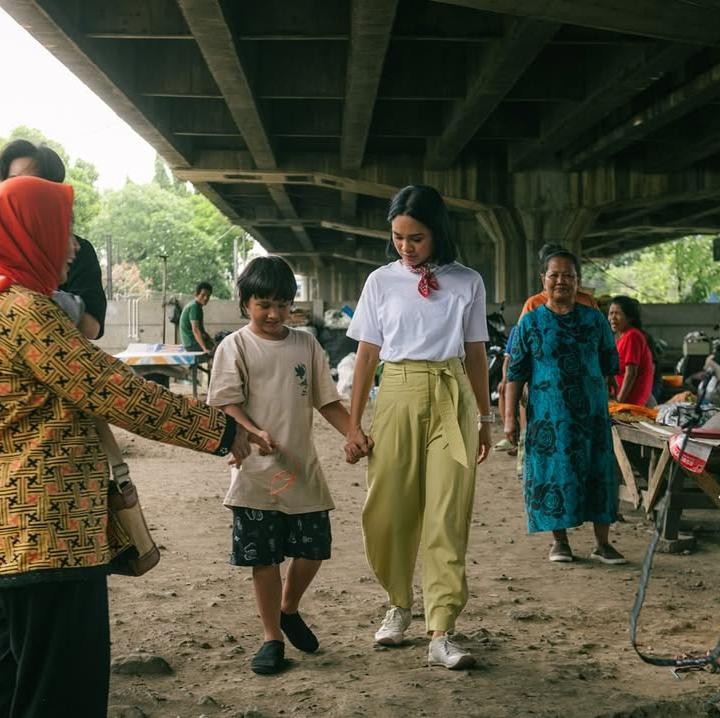 <p>Pada <em>postingan</em> itu, Andien berharap kedua putranya dapat menyadari bahwa semua orang memiliki hak untuk belajar. "Kawa dan Tabi.. Suatu hari, saat kalian dewasa nanti, semoga kalian paham bahwa hak untuk belajar bukanlah milik mereka yang mampu, tapi milik semua jiwa yang mau bertumbuh," ujar Andien. (Foto: Instagram@andienaisyah)</p>