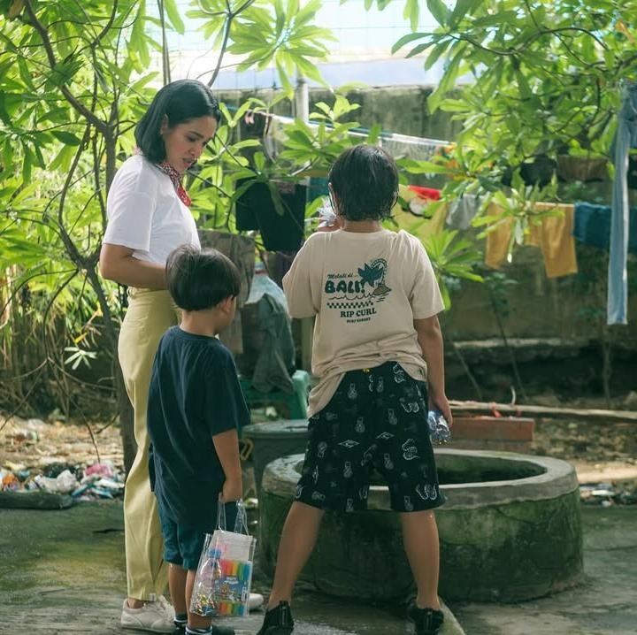 <p>Ia ingin anak-anaknya melihat bahwa banyak hal kecil yang perlu disyukuri, dan bahwa mimpi adalah milik orang-orang yang berani mewujudkannya. (Foto: Instagram@andienaisyah)</p>