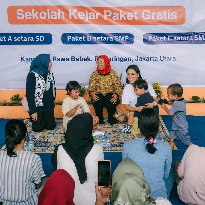 <p>Menurutnya, kampung pemulung ini memberikan banyak pelajaran. "Aku melihat pendidikan bukan soal buku dan papan tulis, tetapi tentang pelajaran hidup yang muncul dari sempitnya kesempatan yang didapat," ungkap Andien. (Foto: Instagram@andienaisyah)</p>