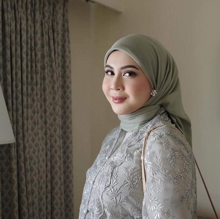 <p>Baru-baru ini Kesha membagikan foto mengenakan kebaya bernuansa hijau sage di feed akun instagramnya. Dalam foto itu, perempuan 26 tahun ini tampak begitu cantik mempesona dengan senyum tipis yang ditampilkan ke arah kamera. (Foto:@kesharatuliu05)</p>