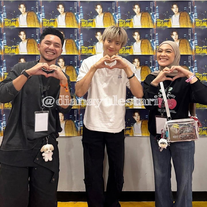 <p>Bertahun-tahun menjadi penggemar <em>boygroup</em> EXO, Dian Ayu Lestari akhirnya berkesempatan bertemu dan mengobrol langsung dengan Chanyeol 'EXO'. Ia mengaku menangis penuh haru sebelum mengambil foto bersama, lho. (Foto: Instagram @dianayulestari)</p>