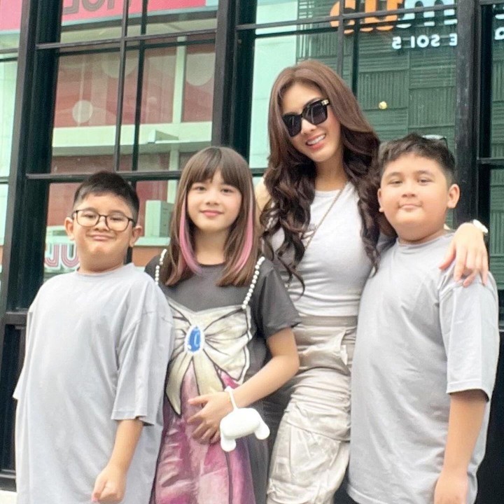 <p>Melalui <em>postingan</em> itu, Dhena meminta para pengikutnya di Instagram untuk mendoakan kesehatan anak-anaknya. "Minta doanya yaa onti ontii,<em> we love you.</em> Mama Dhena selalu garda terdepan kalau urusan kesehatan anak-anak," tutupnya. (Foto: Instagram@dhelaadhaliadevanka)</p>