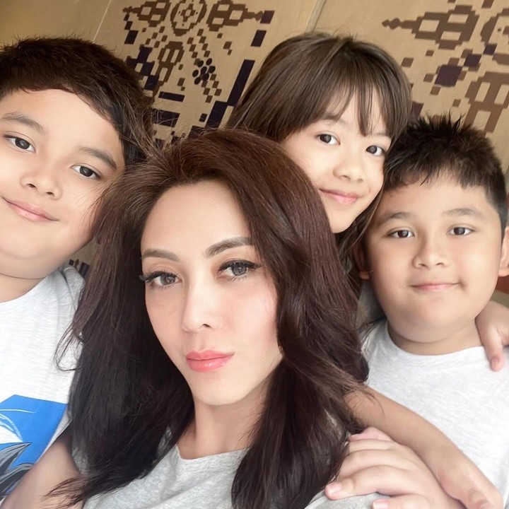 <p>Dhena Devanka mengabarkan ketiga anaknya tengah mendapat perawatan intensif di rumah sakit. Kedua putranya diketahui akan operasi amandel, sementara anak perempuannya diduga terkena infeksi di usus. (Foto: Instagram@dhelaadhaliadevanka)</p>