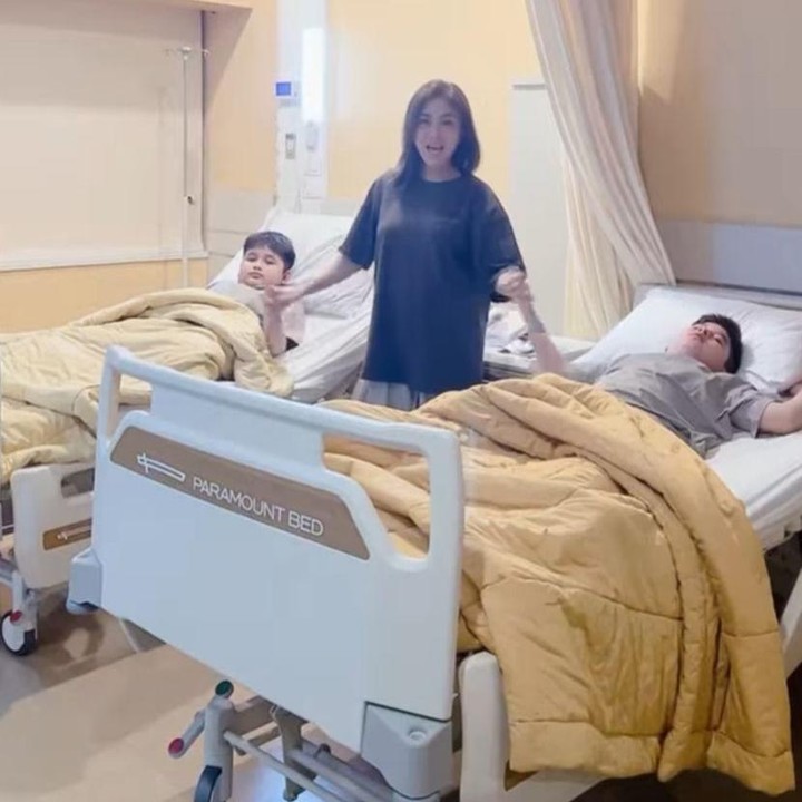 <p>Kabar tersebut dibagikan Dhena melalui video yang diunggah di akun Instagram pribadinya. "Bismillah <em>finally</em> Abam Zac dan Dedek Zayn direalisasikan untuk operasi amandelnya yang udah lamaaa banget ada sejak beberapa tahun lalu," tulis Dhena, dikutip dari laman <em>Instagram@dhenaaldhaliadevanka,</em> Rabu (11/12/2024). (Foto: Instagram@dhelaadhaliadevanka)</p>