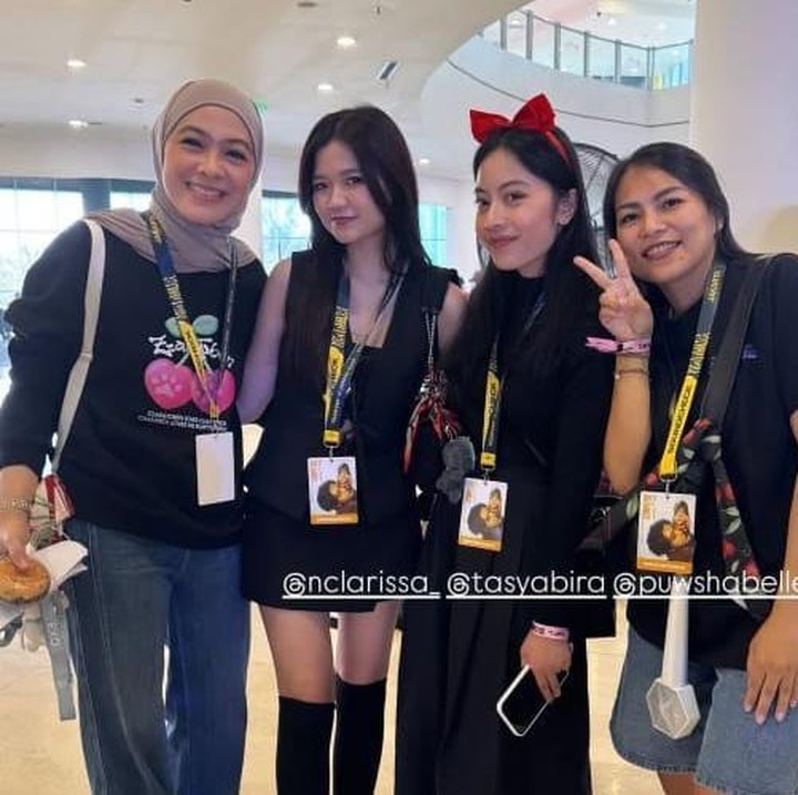 <p>Di lokasi acara, Dian tak ketinggalan untuk bertukar sapa dengan penggemar EXO lainnya yang setia mendukung grup itu dari masa debut. Ia bahkan menuliskan caption foto, “Baru sampe venue, salim dulu sama suhu-suhu EXO.” (Foto: Instagram @dianayulestari)</p>