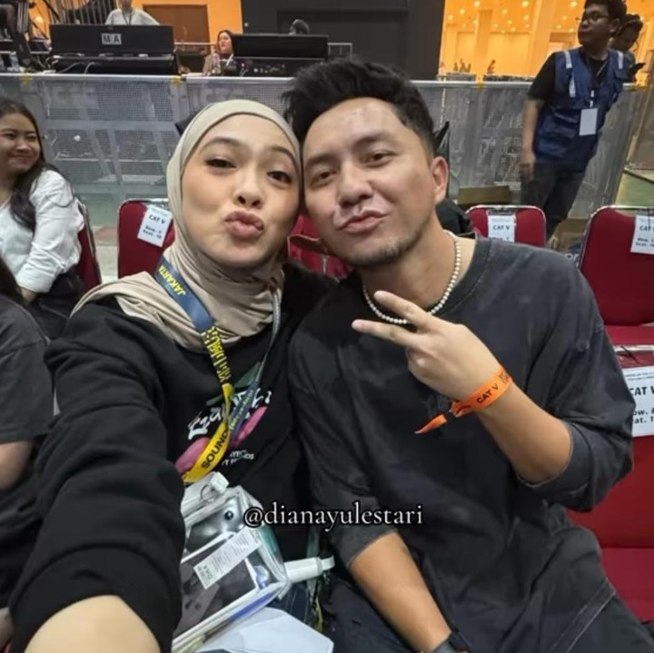 <p>Dian dan Omesh juga turut <em>berselfie</em> manis di tribun penonton sebelum menikmati rangkaian acara konser. Artis ini mengaku sangat berterima kasih pada sang suami karena sudah menemaninya hingga akhir konser. (Foto: Instagram @dianayulestari)</p>