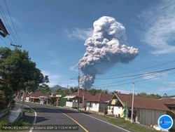 Gunung Dukono Erupsi dengan Tinggi Kolom Abu 3.000 Meter, Status Waspada