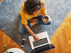 Hati-hati! Cara Duduk Seperti Ini Bikin Gen Z Rentan Kena Nyeri Pinggang