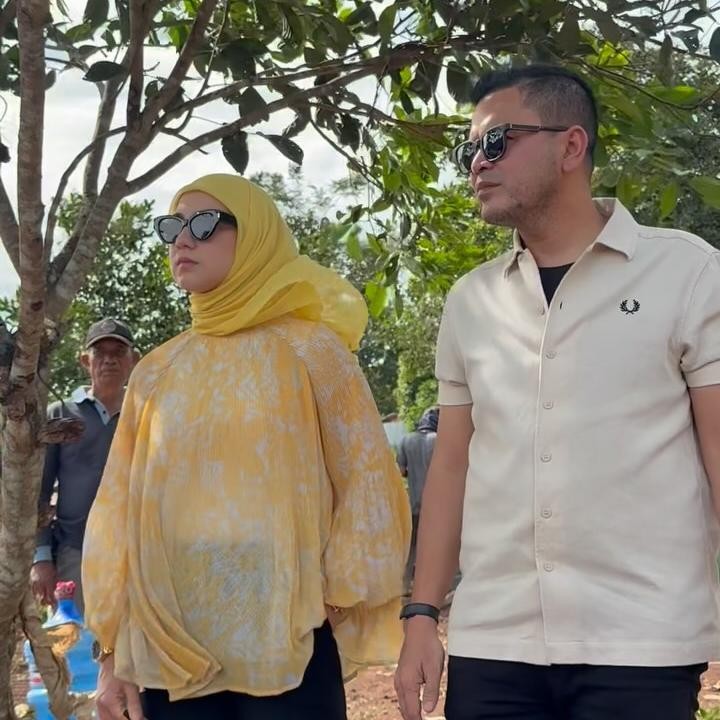 <p>Aktris Irish Bella dan suaminyam Haldy Sabri belum lama ini membagikan video singkat saat keduanya menghabiskan waktu bersama. Alih-alih refreshing, Irish justru menemani suaminya saat memantau proyek terbaru. Perlu diketahui ya, Haldy Sabri diketahui bekerja sebagai pengusaha sukses yang memiliki beberapa bisnis. (Foto: Instagram @haldy_sabri dan @_irishbella_)</p>