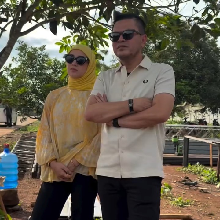<p>Dalam unggahan yang dibagikan, Irish dan Haldy Sabri tampak serasi mengenakan pakaian bernuansa warna kuning. Selama sang suami bekerja, Irish selalu berada di sampingnya, Bunda. (Foto: Instagram @haldy_sabri dan @_irishbella_)</p>