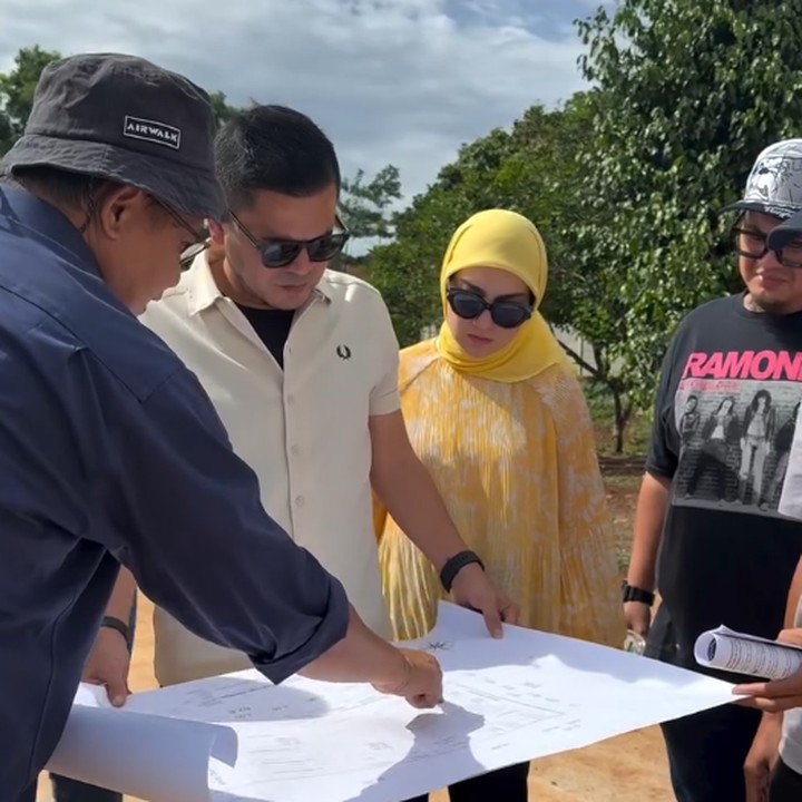 <p>Unggahan ini mendapat respons yang terbilang unik dari netizen. Pasangan yang resmi menikah pada 19 Oktober 2024 ini mendapat julukan Pak Bos dan Bu Bos. "pak boss dan bu boss," tulis akun @sh***. "Menyala pak booss dan bu boss cantik, iriss makin hari makin cantik banget," ujar @dia***. (Foto: Instagram @haldy_sabri dan @_irishbella_)</p>