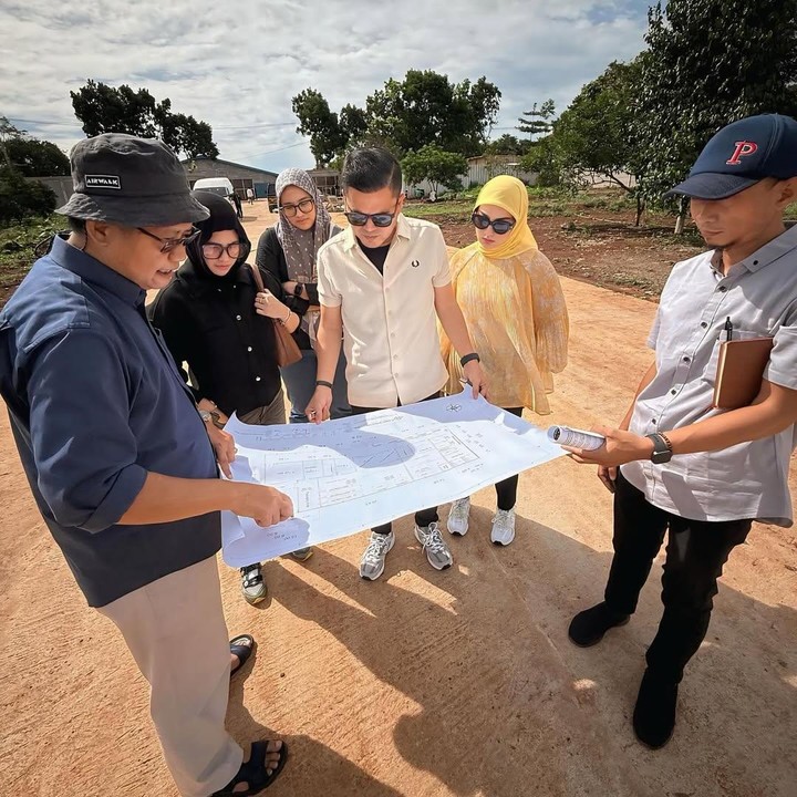 <p>Irish Bella tampaknya tak hanya mendampingi sang suami bekerja. Ia juga dilibatkan untuk melihat proyek terbaru suaminya ini. Dalam potongan video, Bunda dua anak ini terlihat serius memerhatikan para pekerja yang tengah menerangkan proyek itu ke suaminya. (Foto: Instagram @haldy_sabri dan @_irishbella_)</p>