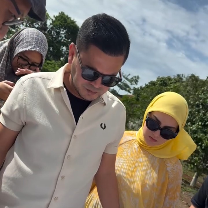 <p>Tidak diketahui pasti di mana lokasi proyek terbaru suami Irish Bella ini. Tapi, keduanya tampak mengunjungi lahan kosong yang sedang diisi oleh pembangunan. Melalui unggahan di Instagram, Haldy Sabri hanya menuliskan caption singkat mengenai postingannya. "<em>Bismillah. Work in progress. With love and passion</em>," tulisnya di Instagram. (Foto: Instagram @haldy_sabri dan @_irishbella_)</p>