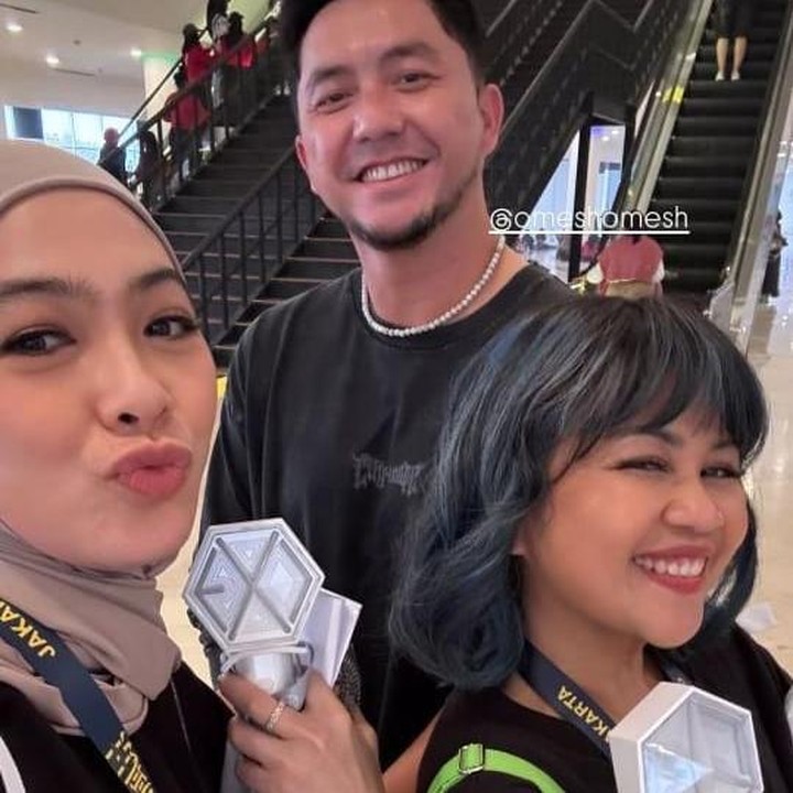 <p>Bunda dari tiga anak ini datang ke acara fan concert Chanyeol EXO pada 7 Desember lalu di BCIS Ancol. Ia ditemani oleh sang suami, Omesh, dan seorang temannya yang juga penggemar EXO. (Foto: Instagram @dianayulestari)</p>