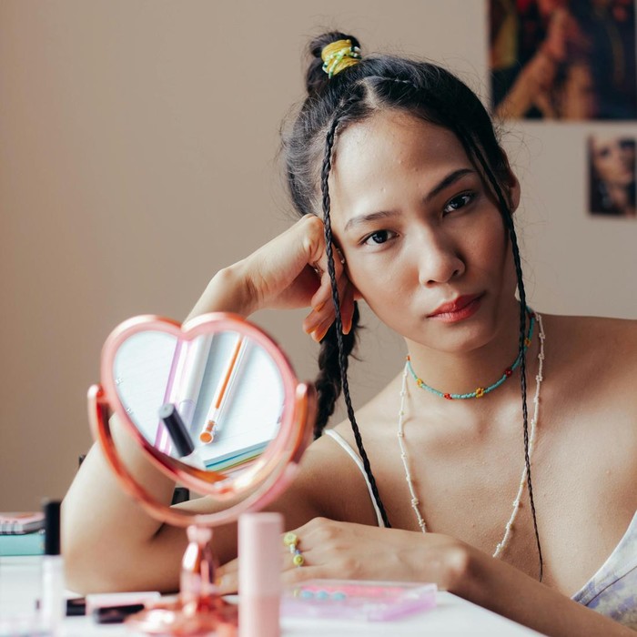 Ilustrasi 90s makeup