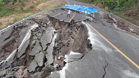 Tertimbun Longsor, Jalan Lintas Tarutung-Tapanuli Utara Lumpuh Total