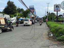 Kabel di Jalan Ciremai Raya Cirebon Menjuntai Bahayakan Pengendara