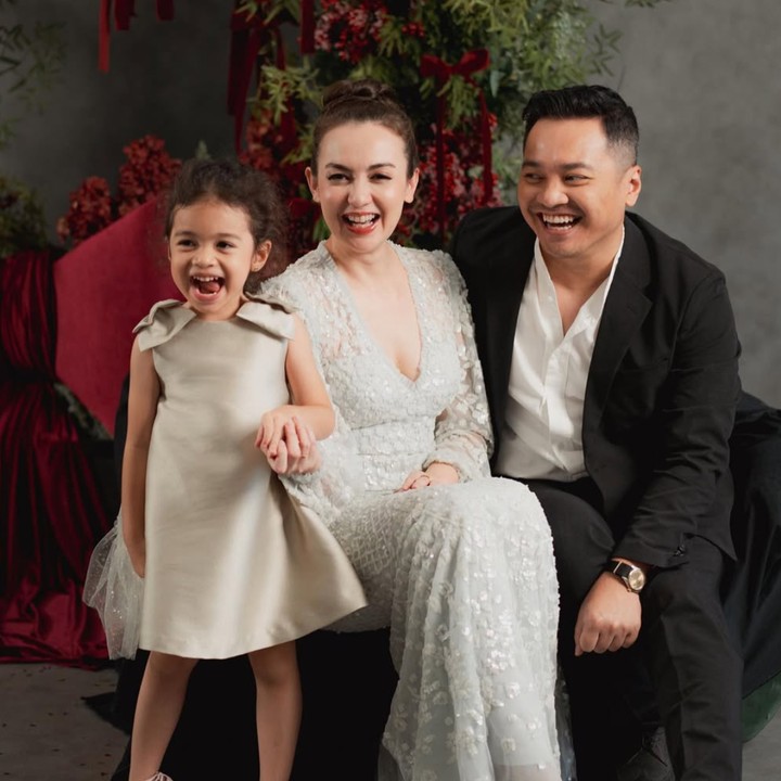 <p>Rianti Cartwright menikah dengan Cassanova Alfonso pada tahun 2010 dan dikaruniai seorang putri bernama Cara Rose Kanaya Nainggolan. Si Kecil yang kini berusia empat tahun itu mendapatkan wajah bule dari sang Bunda yang merupakan keturunan Inggris. (Foto: Instagram: @riantic)</p>