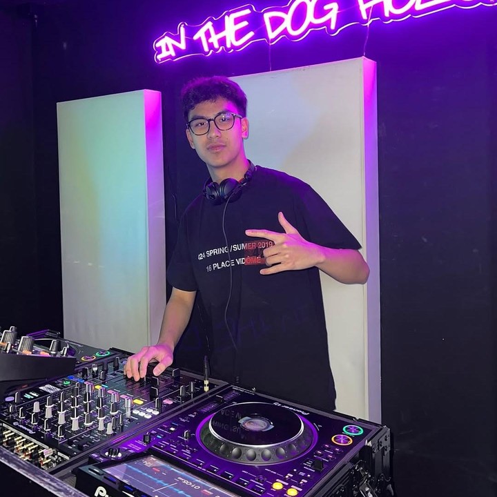 <p>Selain di bidang pendidikan, Khayru ternyata punya hobi yang menarik nih. Pria kelahiran 2004 ini sedang mendalami hobinya sebagai DJ. Sang ayah sempat membagikan beberapa video penampilan putranya ini saat nge-DJ. Keren banget kan, Bunda? (Foto: Instagram @gunawan_sudrajat_real)</p>