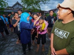 Tinjau Banjir, Khofifah Dorong Pengerukan Dam Siphon Jombang Nonstop