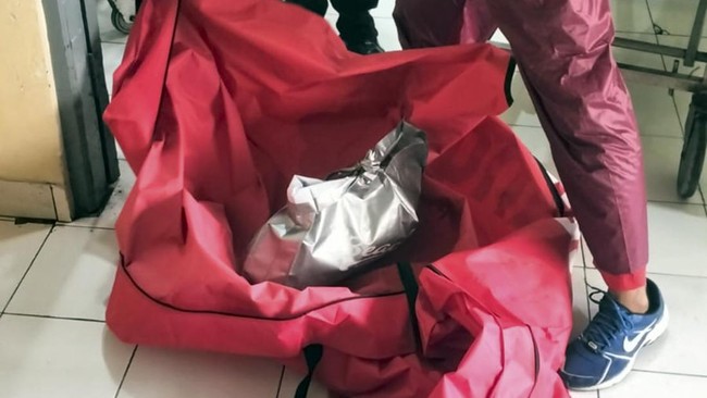 Pengemudi (Driver) ojek online di Medan viral di media sosial, karena mendapat order mengantar paket yang ternyata berisi mayat bayi laki-laki.