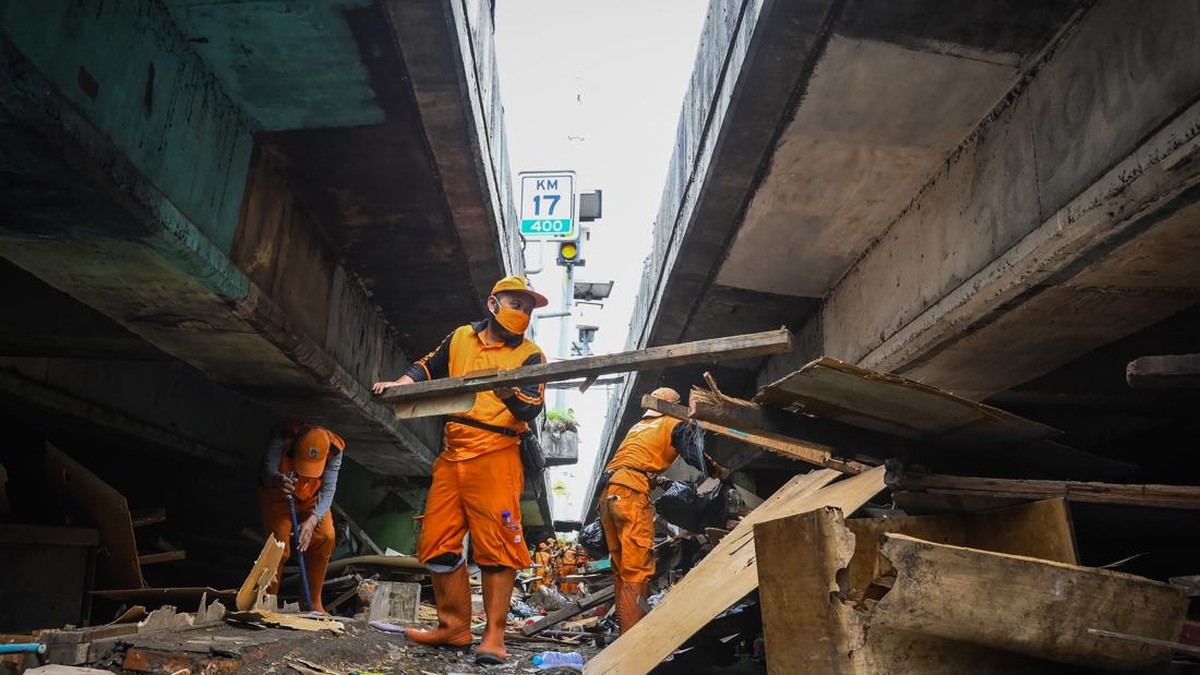 FOTO: Bersih-Bersih Permukiman di Bawah Kolong Tol Angke