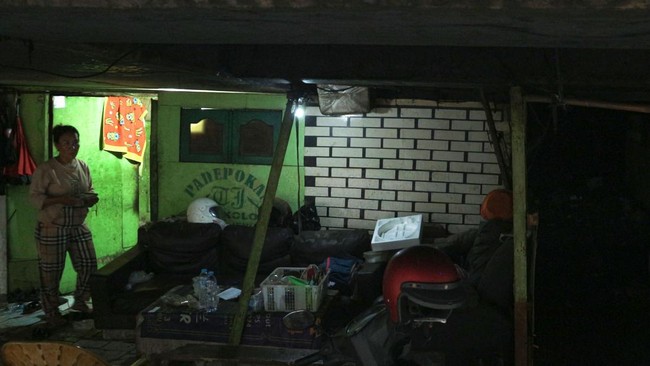 FOTO: Bersih-Bersih Permukiman di Bawah Kolong Tol Angke