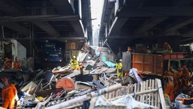 FOTO: Bersih-Bersih Permukiman di Bawah Kolong Tol Angke