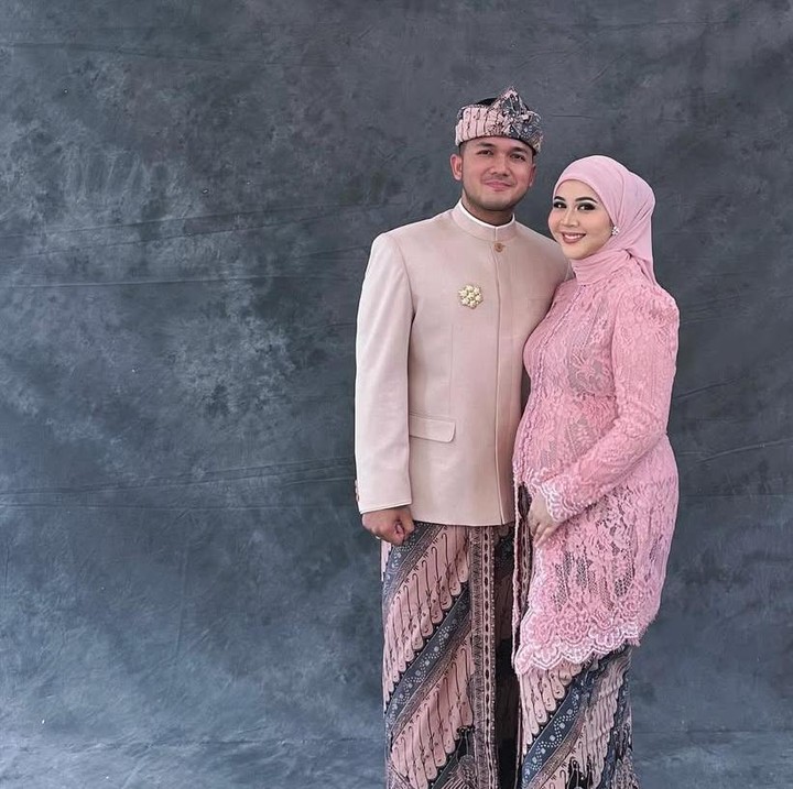 <p>Penampilan perempuan bernama asli Sarasefeika Kesha ini dibanjiri komentar dari netizen. Banyak dari warganet yang memuji penampilan Kesha terlihat cantik saat sedang hamil calon anak ketiganya. (Foto @kesharatuliu05)</p>