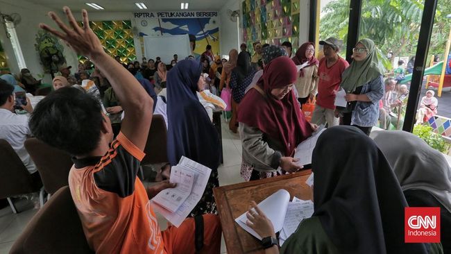 Pemerintah menggelontorkan sejumlah program bansos yang menyasar masyarakat kurang mampu Oktober ini. Berikut daftar bansos yang cair dan besarannya.