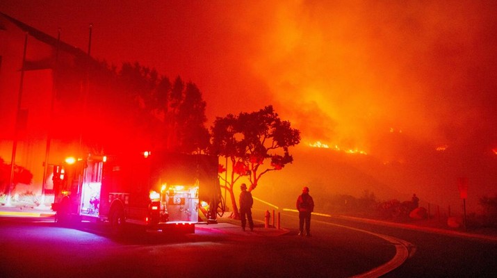 Petugas pemadam kebakaran menyaksikan Kebakaran Franklin berkobar di Malibu, California, AS, 10 Desember 2024. (REUTERS/Ringo Chiu)