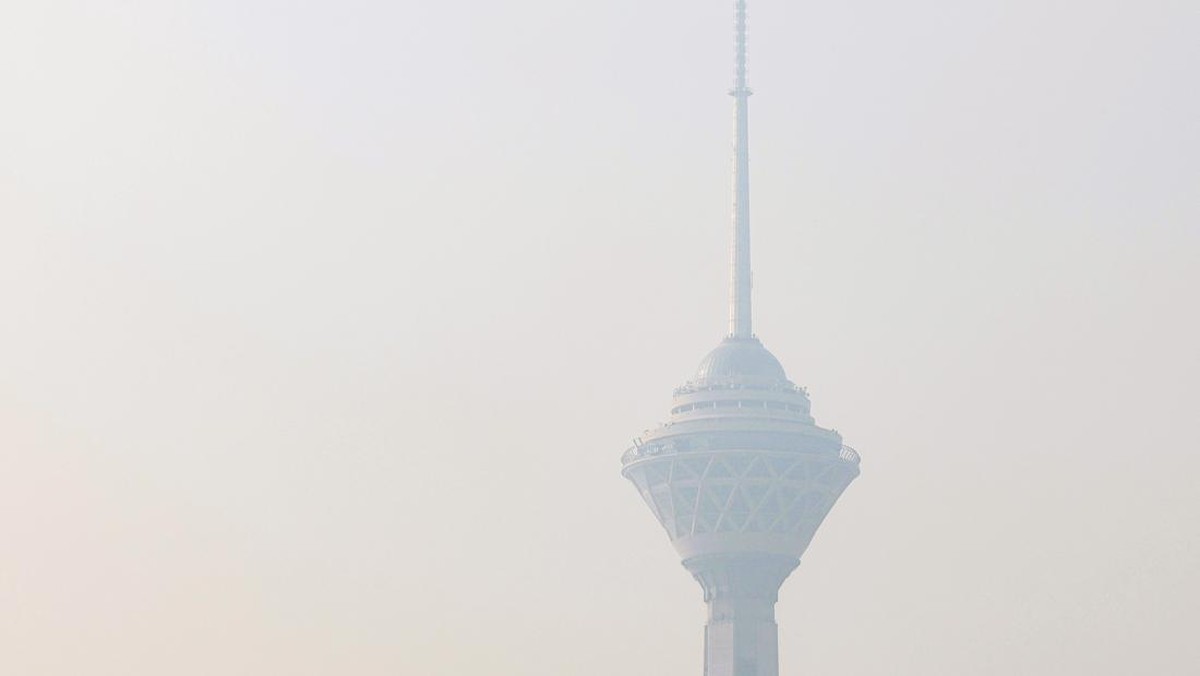 FOTO: Kabut Asap Tebal Lumpuhkan Aktivitas di Teheran