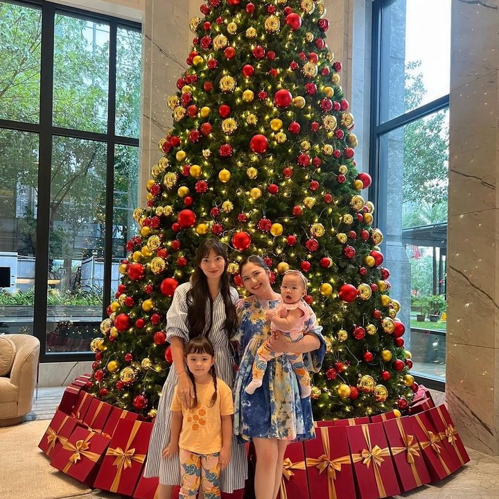 <p>Asmirandah dan Jessica Mila baru-baru ini menghabiskan waktu bersama dan mengajak anak-anak mereka bermain, Bunda. Saat bertemu, keduanya pun langsung terlihat akrab, lho. (Foto: Instagram: @asmirandah89)</p>