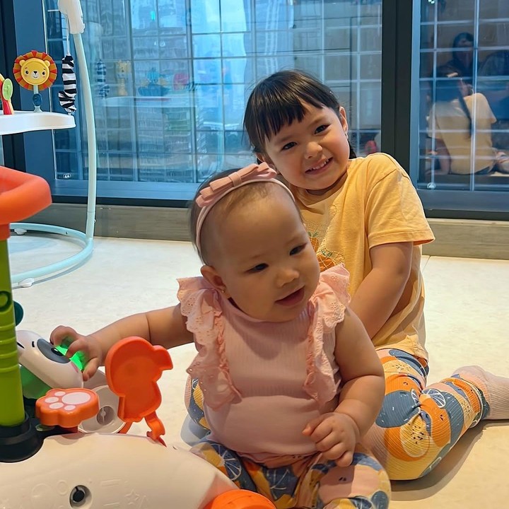 <p>Putri Asmirandah, Chloe, dan putri Jessica Mila, Kyarra, terlihat menggemaskan. Bahkan Chloe sangat menjaga Kyarra ketika bermain bersama. (Foto: Instagram: @asmirandah89)</p>